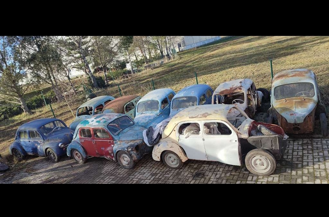 Renault 4 CV auta + náhradní díly