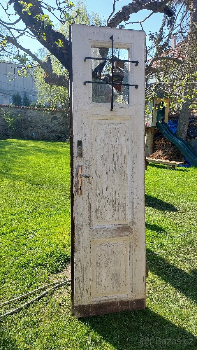 Staré masivní dvoukřídlé vchodové dveře