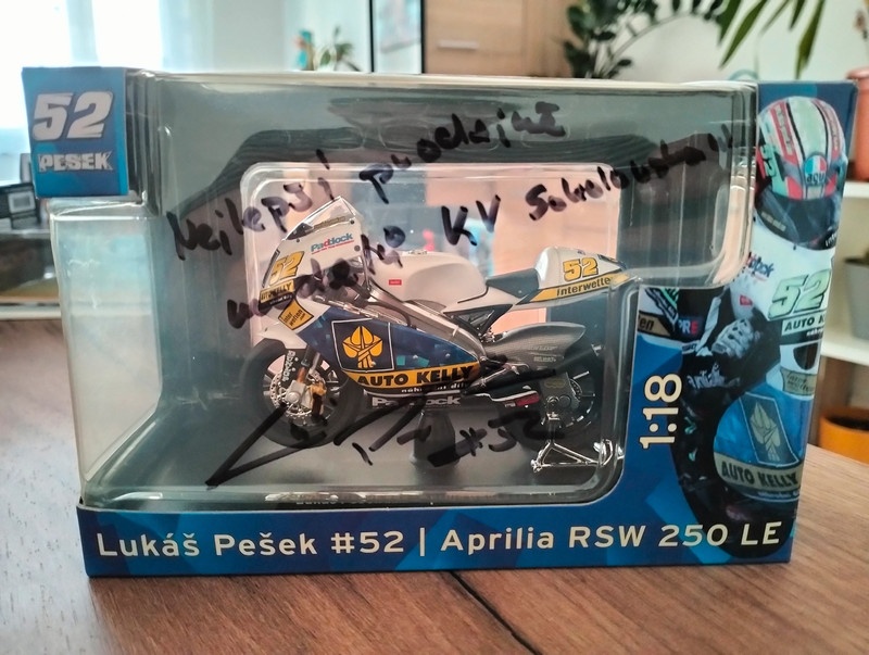 Aprilia RSW 250 LE v měřítku 1:18 s podpisem Lukáše Peška