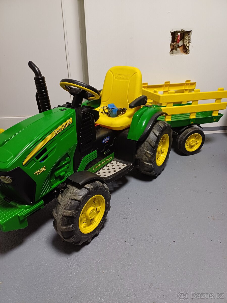 Elektrický traktor John Deere