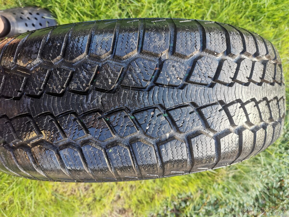 Prodám pneu.. 215/65 R16 98 H