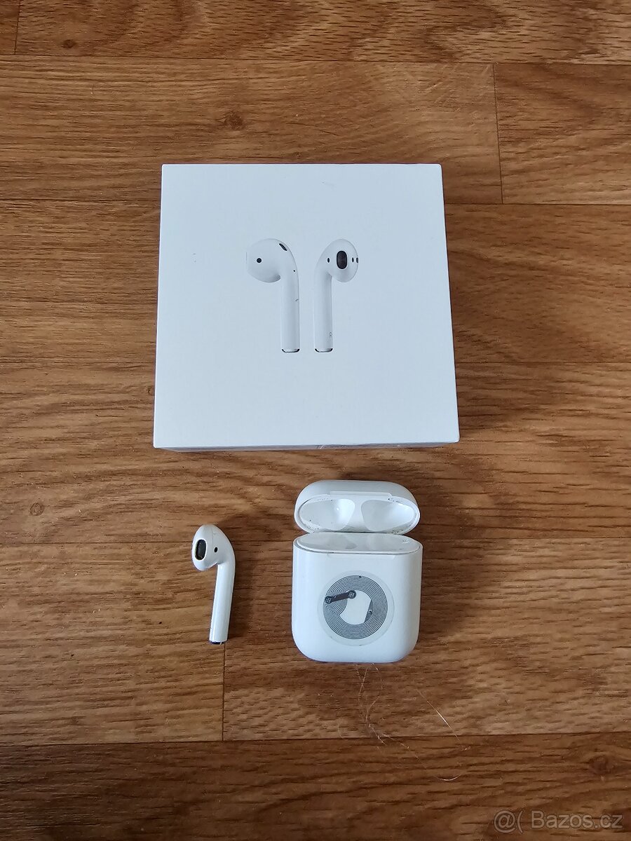 Apple AirPods pouzdro a levé sluchátko