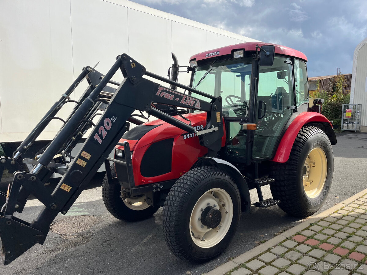 Zetor Proxima 8441 s čelním nakladačem s SPZ