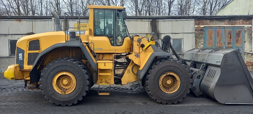 Kolový nakladač Volvo L150G.