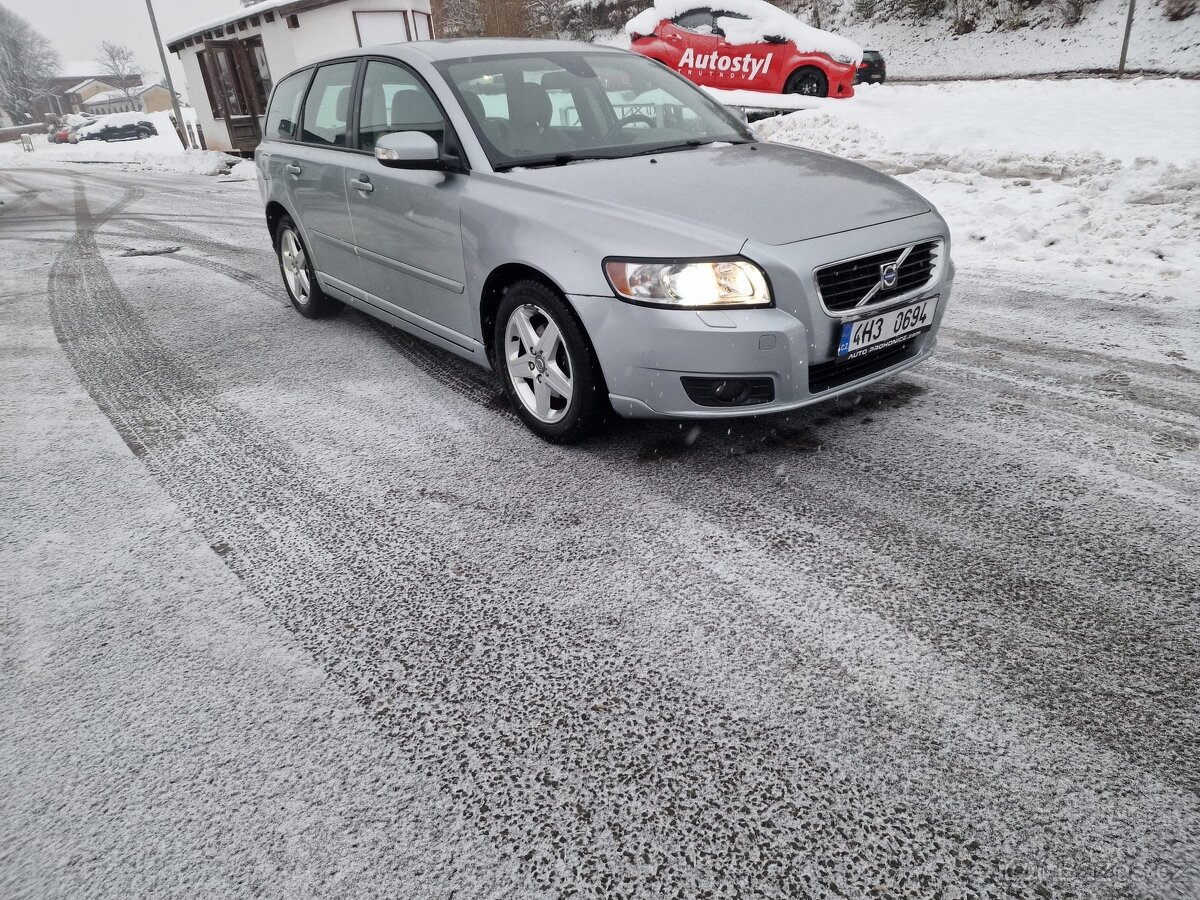 Prodám Volvo V50 Combi 2,0i-107kw R.v.:2007 nova Stk