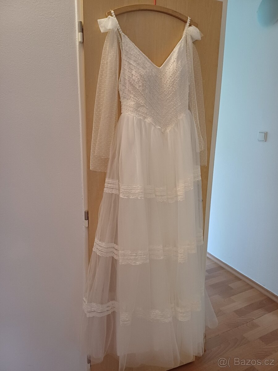 Bílé svatební boho šaty