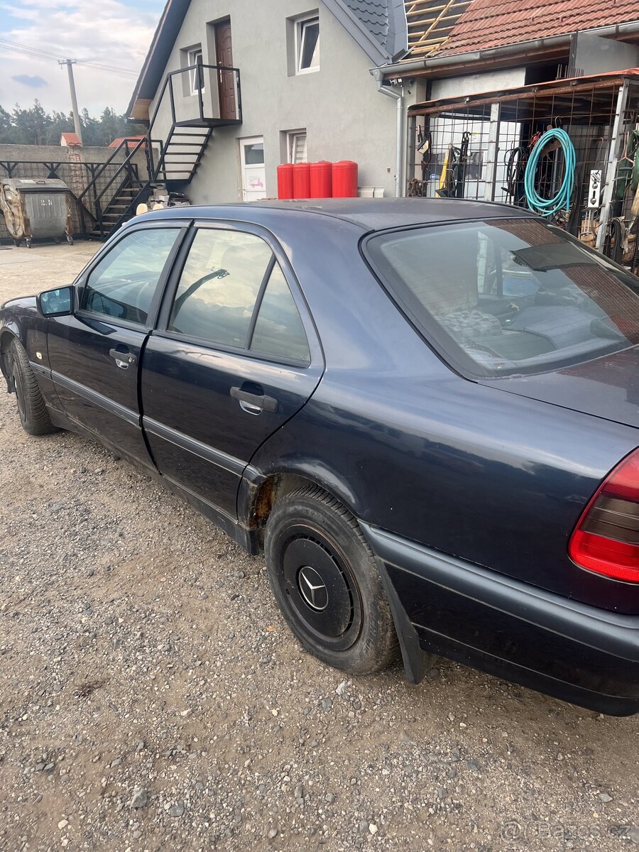 Prodám na díly mercedes c 220