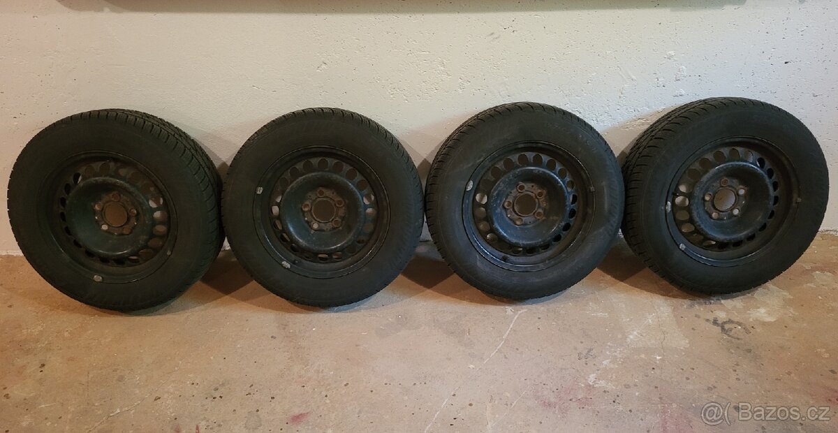 Zimní pneumatiky 195/65 R15 s plechy.