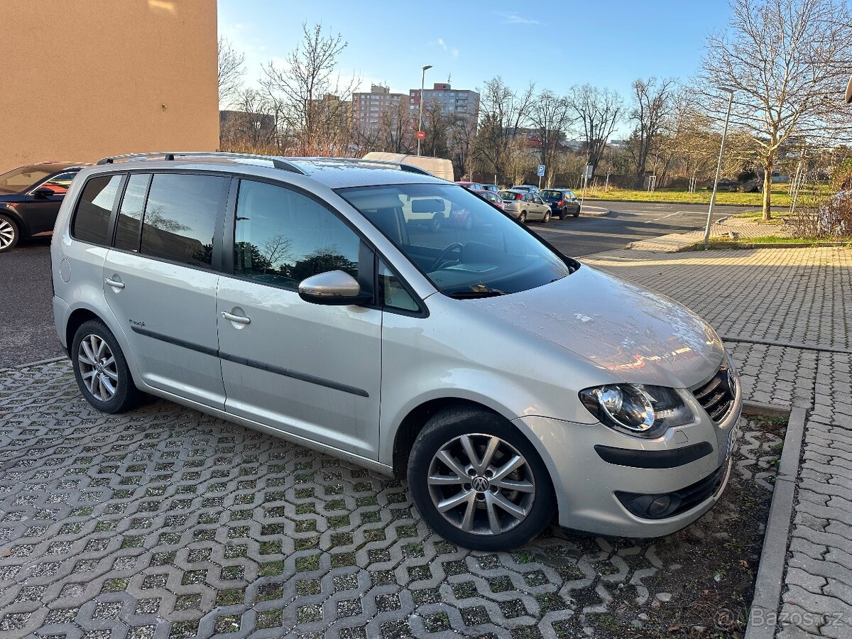 Volkswagen Touran 1.4TSI 103kw, slušný stav, tažné zařízení