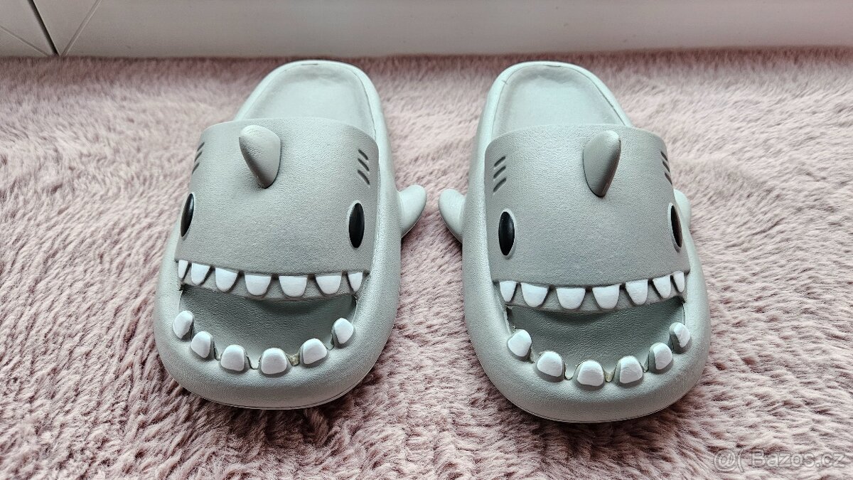 Žraločí pantofle / SHARK SLIPPERS / vel.44-45