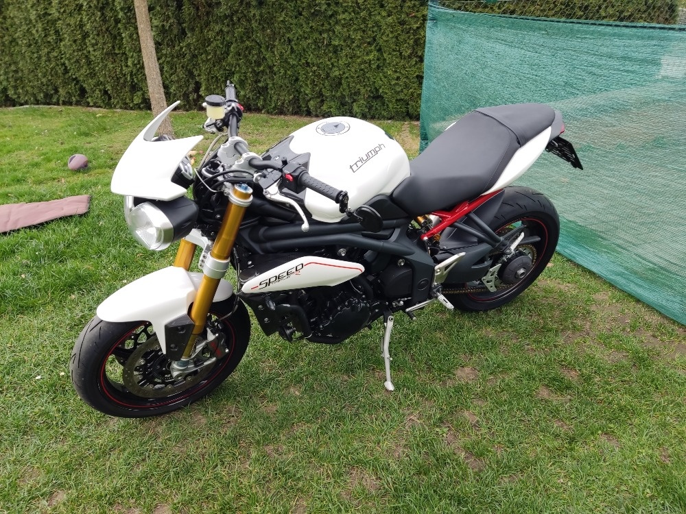 Triumph Speed Triple 1050 R (2013) SUPER NBÍDKA