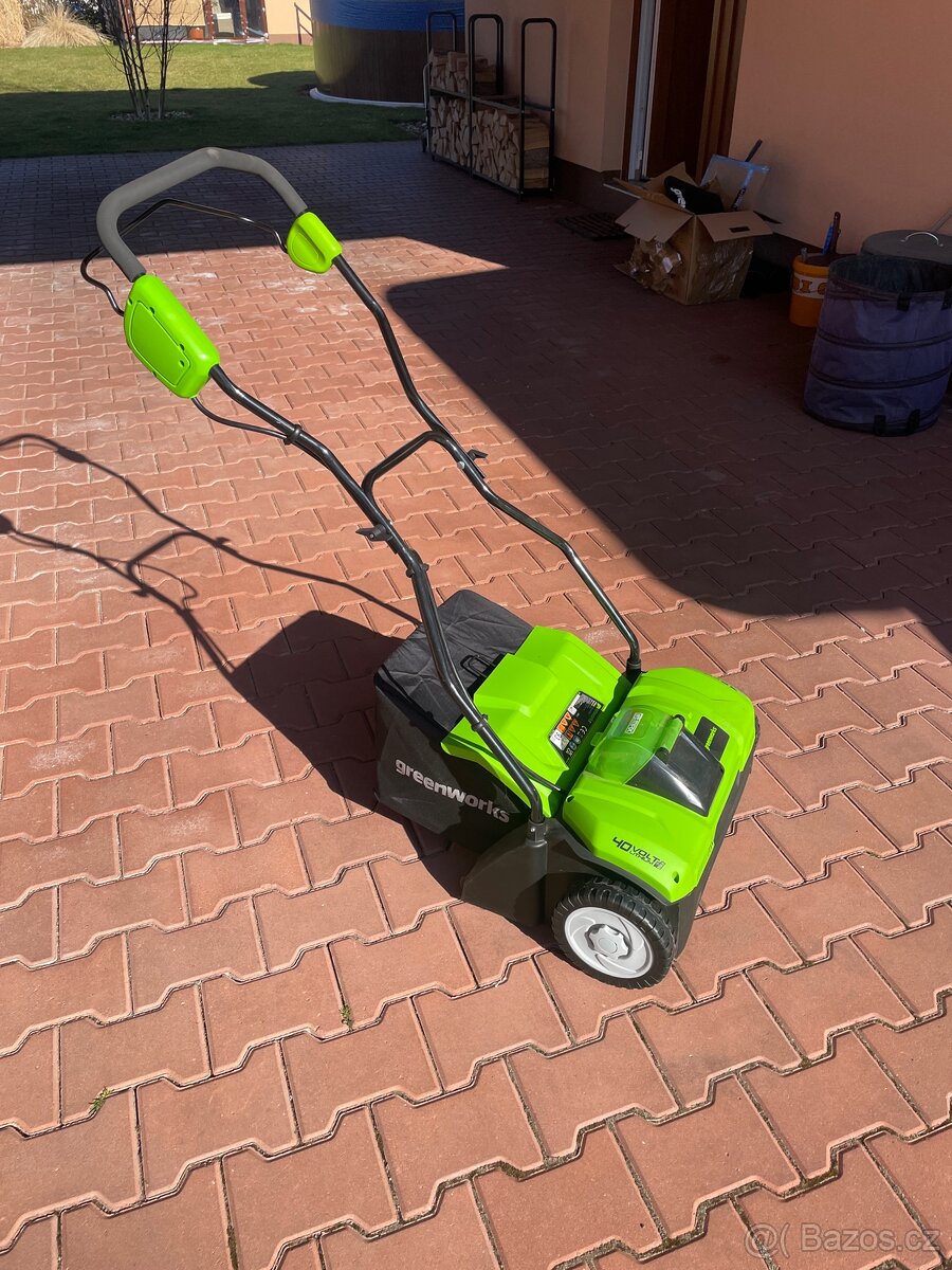 Greenworks akumulátorový vyčesávač