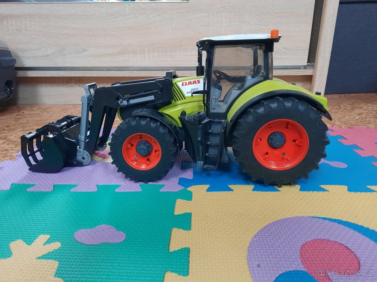 Traktor Claas s čelním nakladačem od Bruder