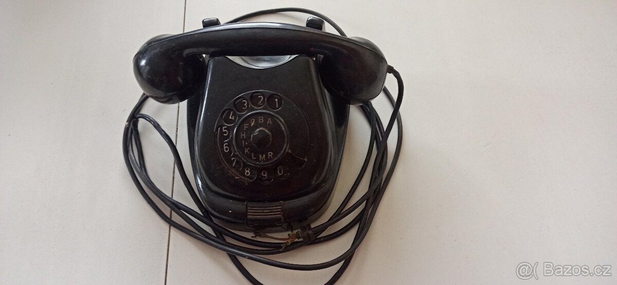 Bakelitovy telefon