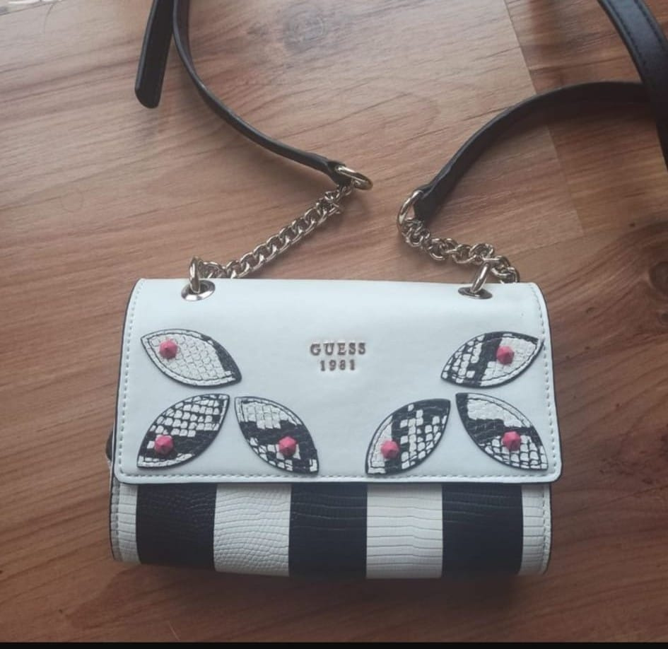 Hezká malá kabelka/crossbody originál Guess