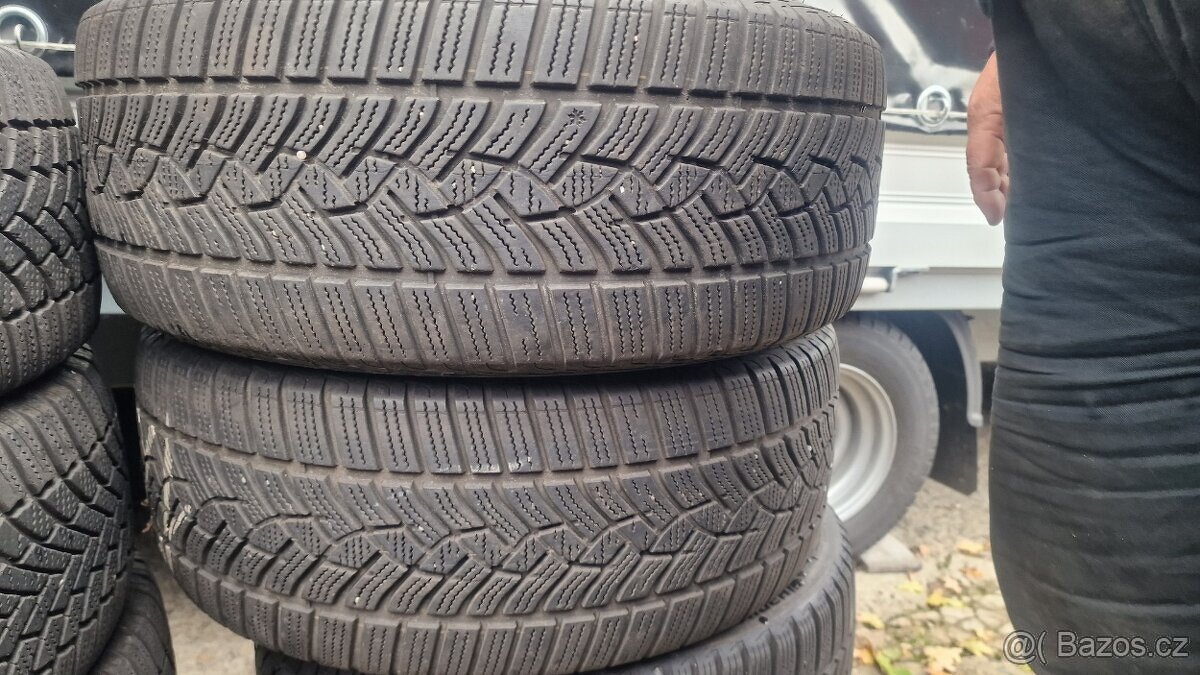 Prodám 2 zimní pneu GOODYEAR 225/50/17,cena je za 2 kusy.Pou