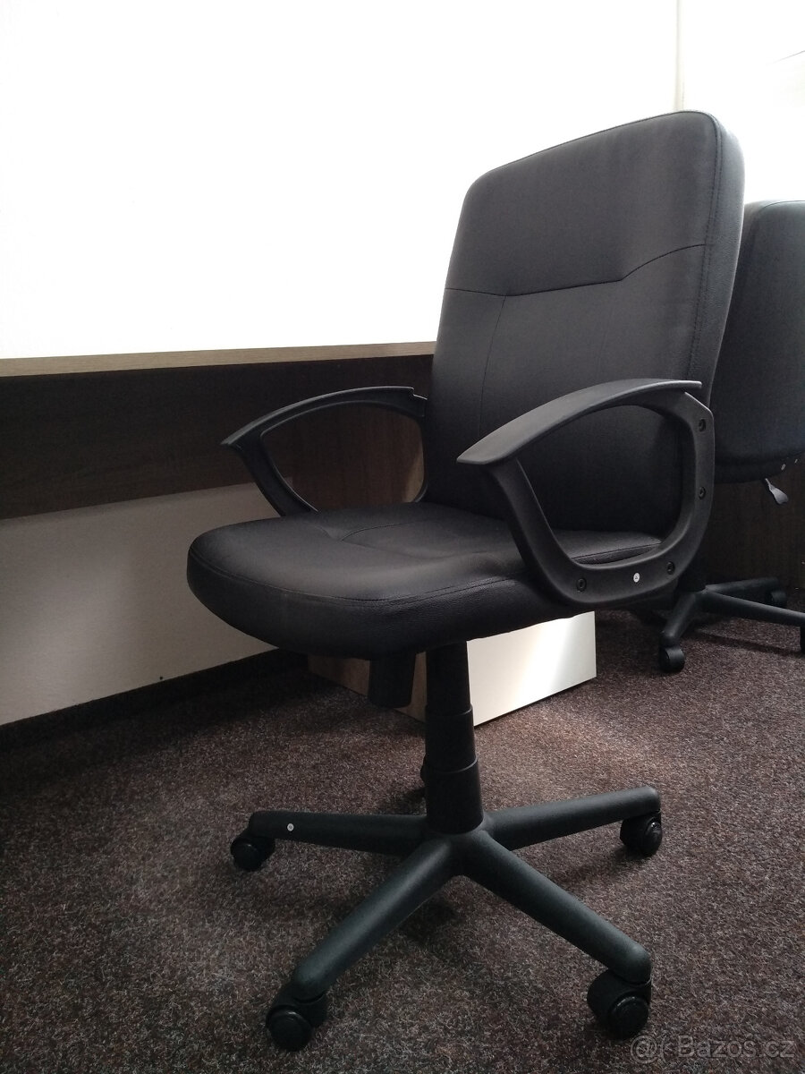 Nová kancelářská židle z černé koženky - houpací