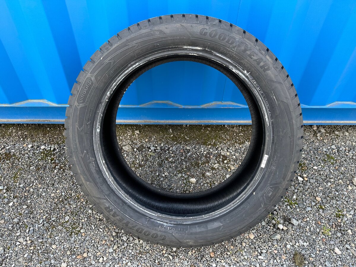 Zimní pneu Goodyear UltraGrip Performance+ XL 235/50 R20