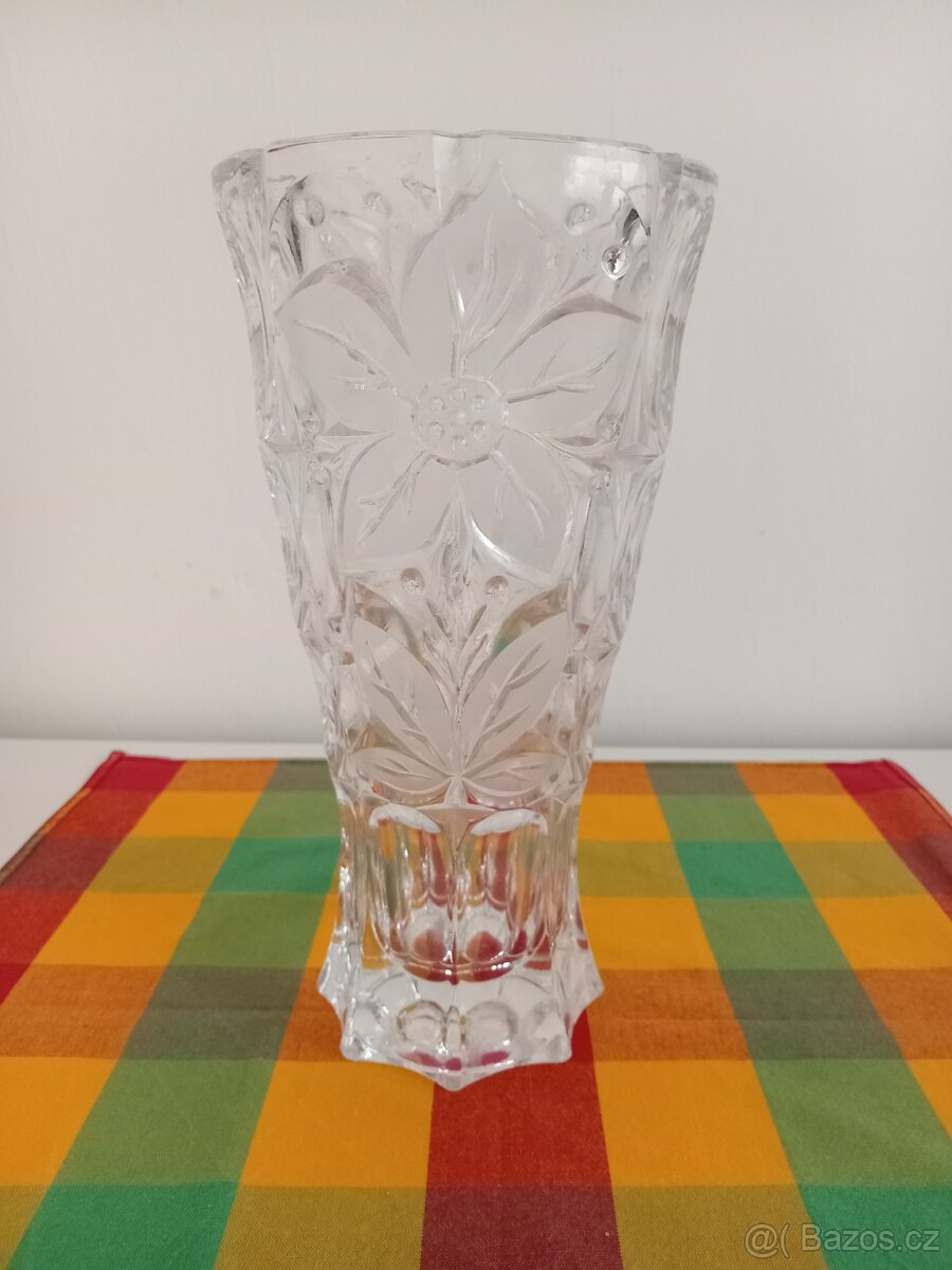Váza z lisovaného skla