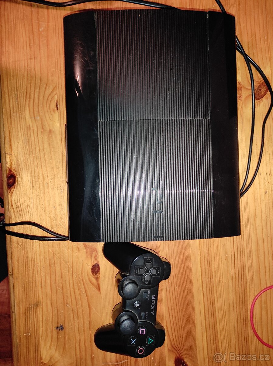 PlayStation 3 + ovladač, nabíjecí kabel