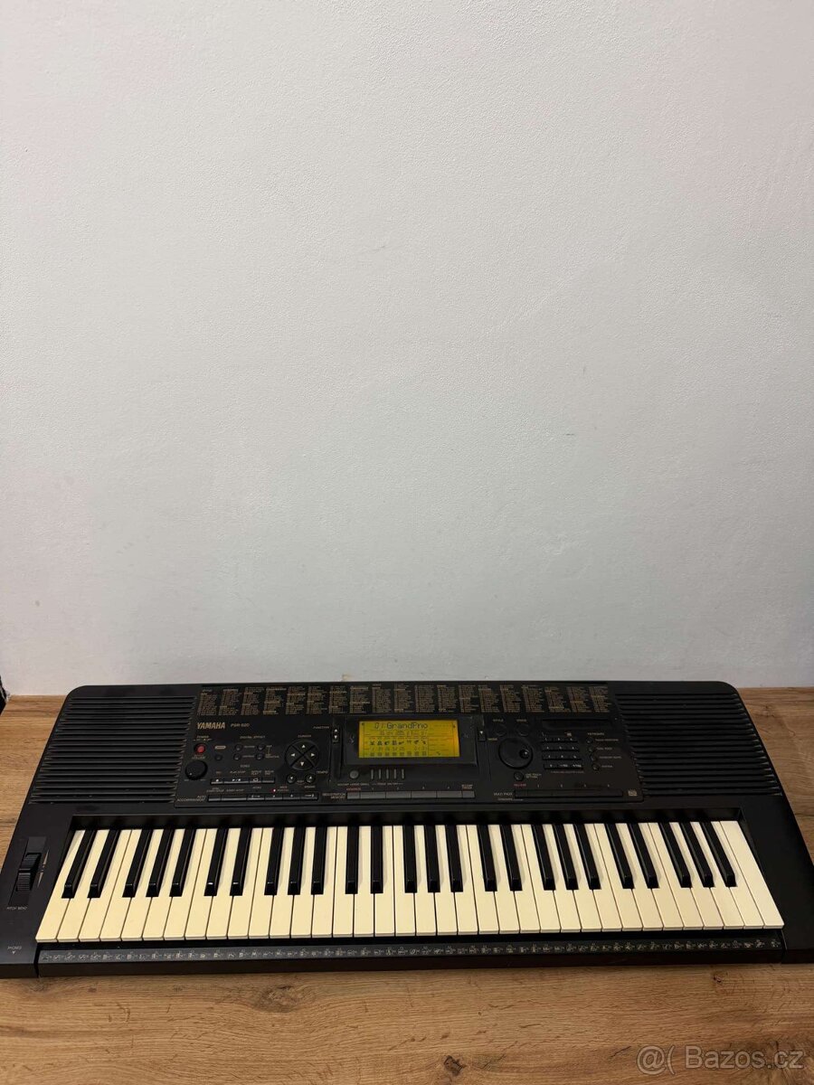 Klávesy Yamaha PSR-520 s adaptérem