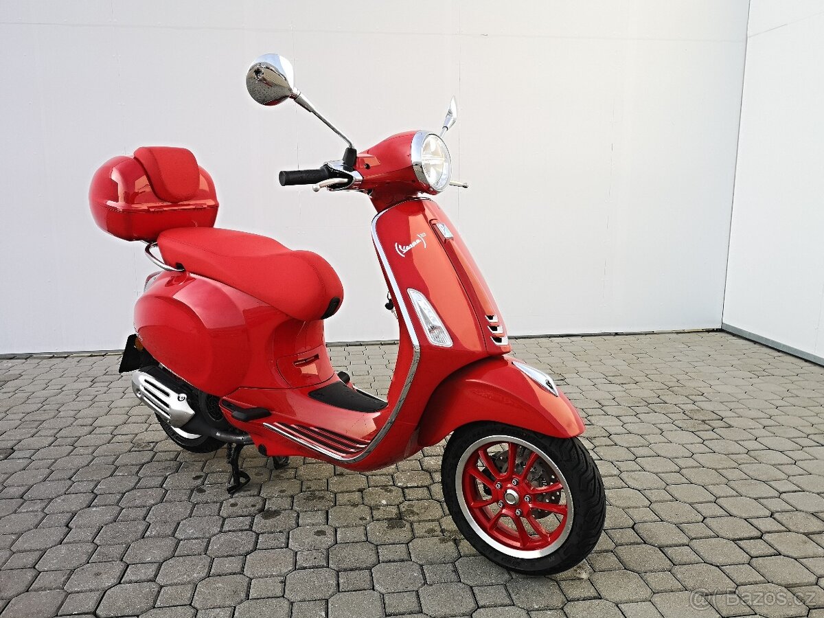 Vespa Primavera 125 RED, r.v.2024, 1.majitel,najeto 1.365 km