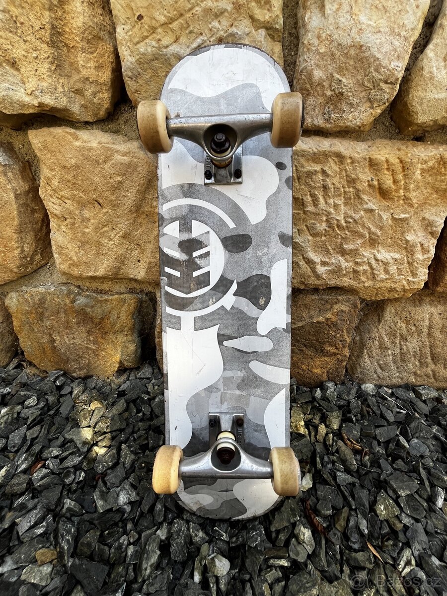 Skateboard značky Element