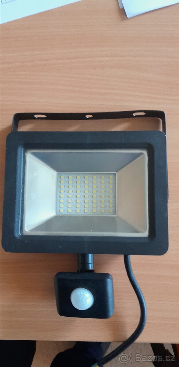 LED reflektor s PIR čidlem