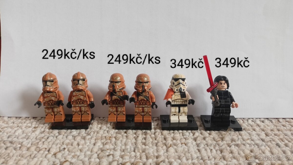 24 lego figurek