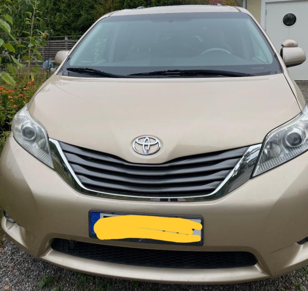 TOYOTA SIENNA XLE