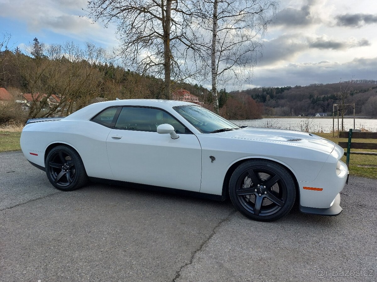 Prodám Dodge Challenger Hellcat 6,2l, 717 HP