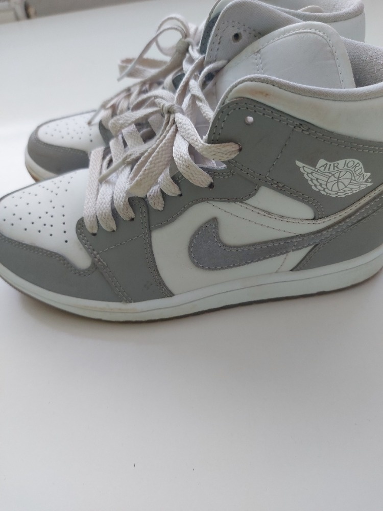 Air Jordan 1 Mid SE "Grey", velikost 37,5