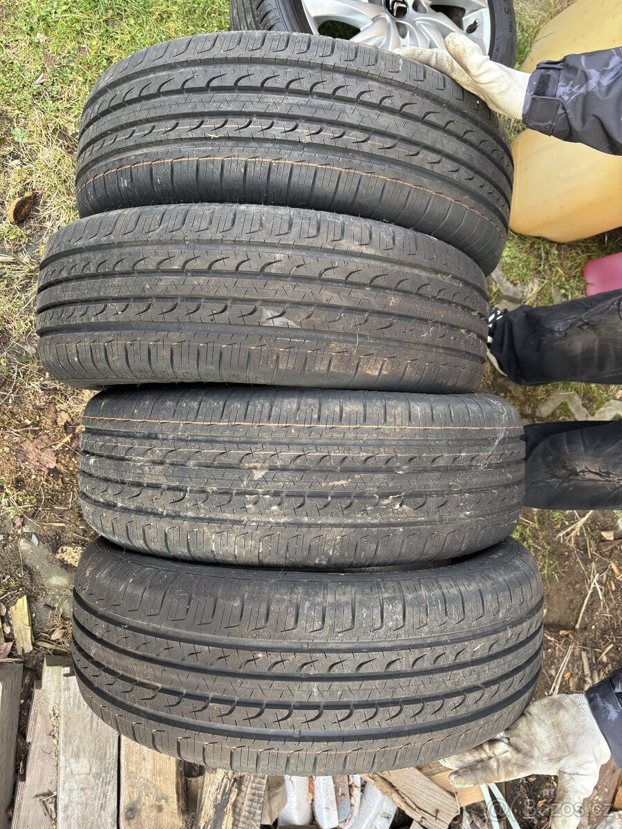 NEJEŽDĚNÉ Pneu 215/60 r17 Letní