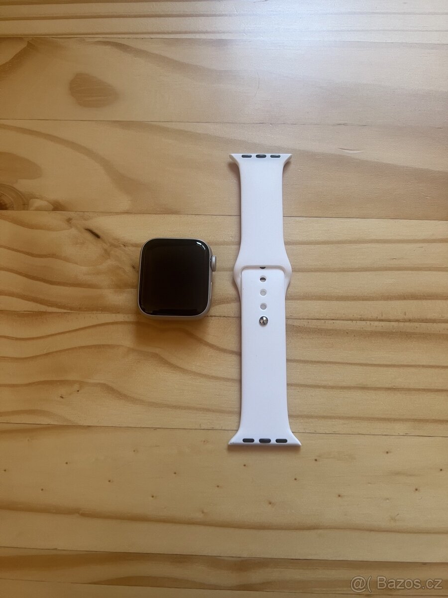 Apple Watch SE 2 generace starlight