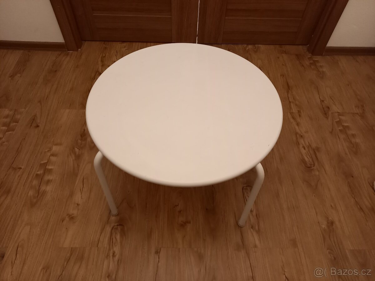 kulatý plechový stolek o průměru 65cm