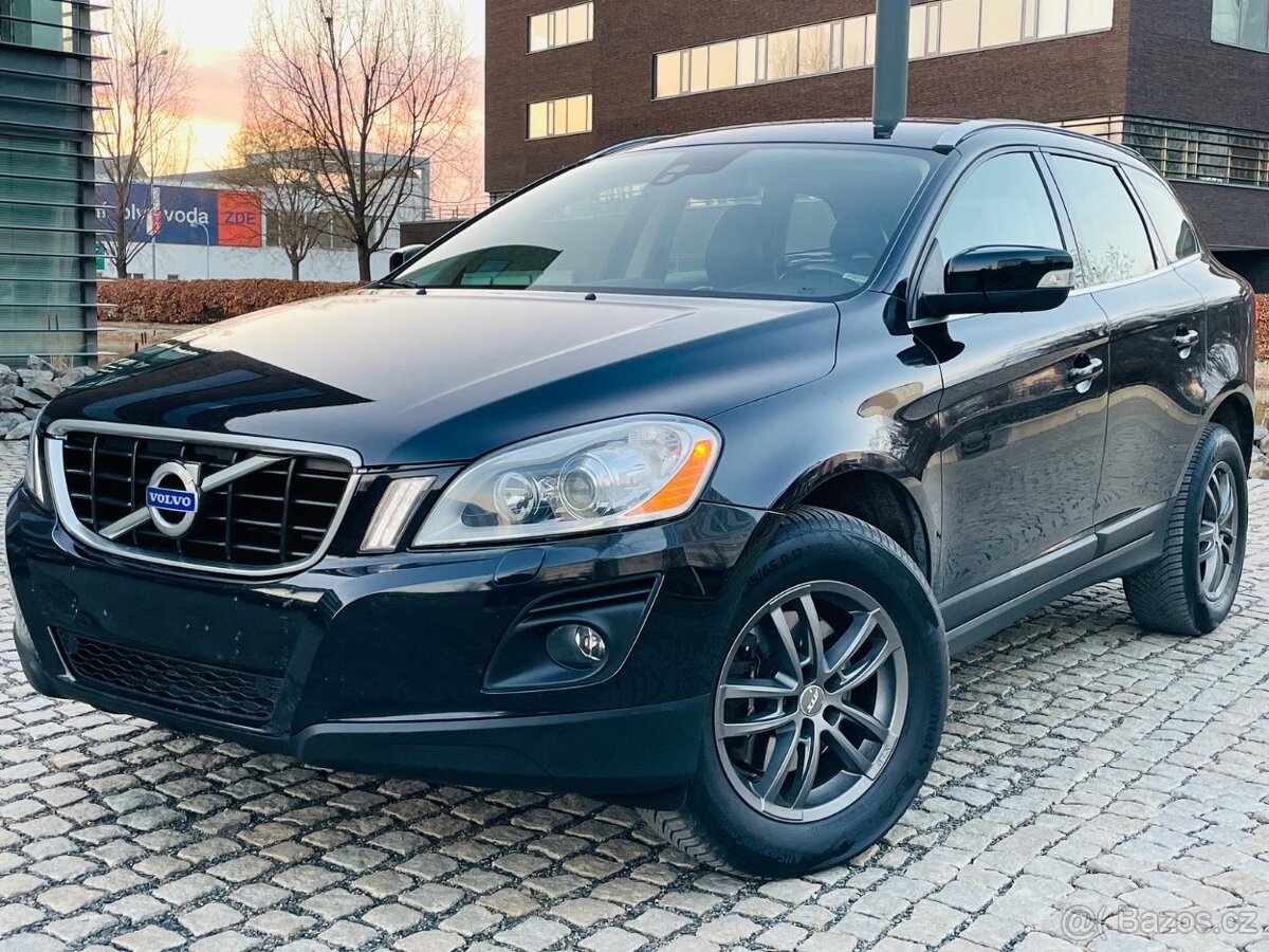 Volvo XC60 2.4D 5VÁLEC 4x4 AUT VÝHŘEV TAŽNÉ SERVISKA SENZORY