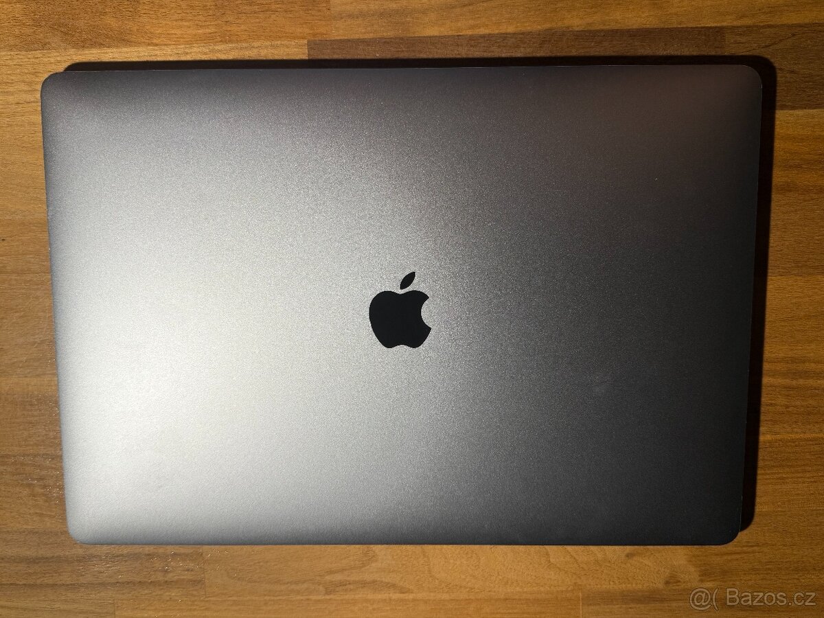 MacBook Pro 15", touch bar, i7 16gb ram