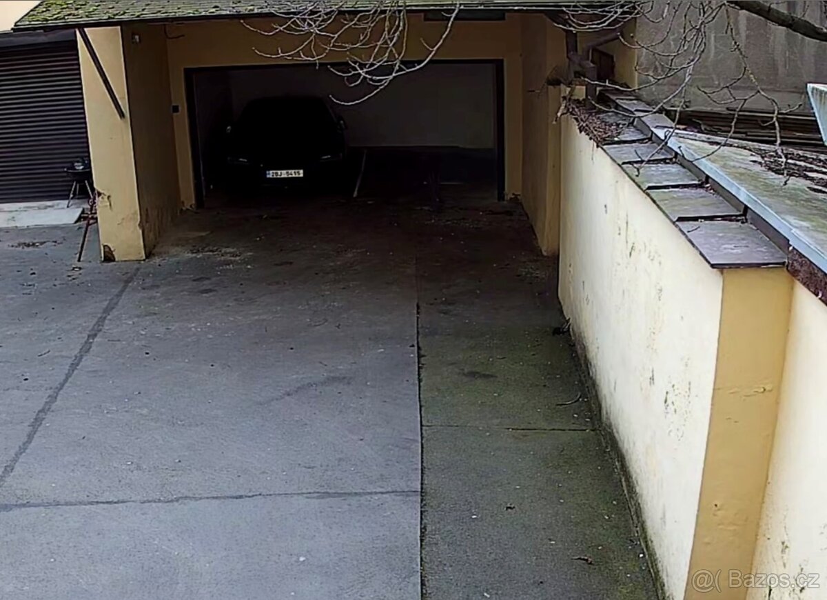 Pronájem jednoho garážového stání ve dvojgaráži