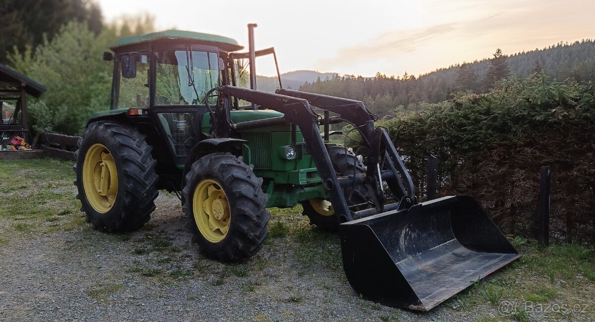 Traktor John Deere 4x4, čelní nakladač, SPZ (RZ)