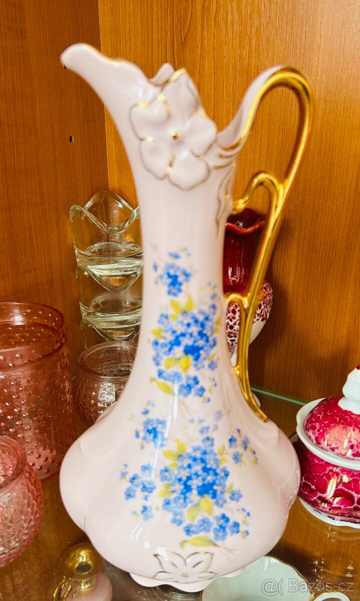 Růžový porcelán karafa