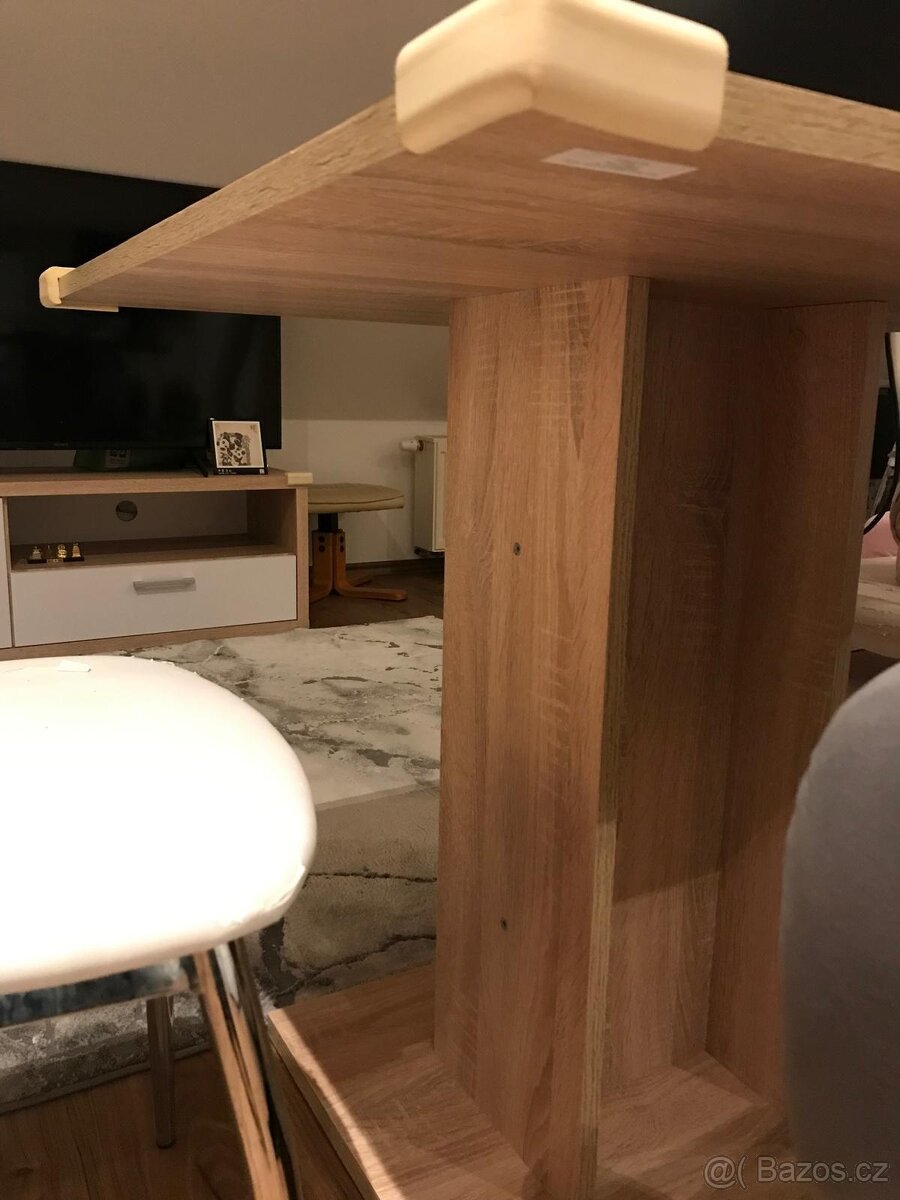 Jídelní stůl    Dining Table