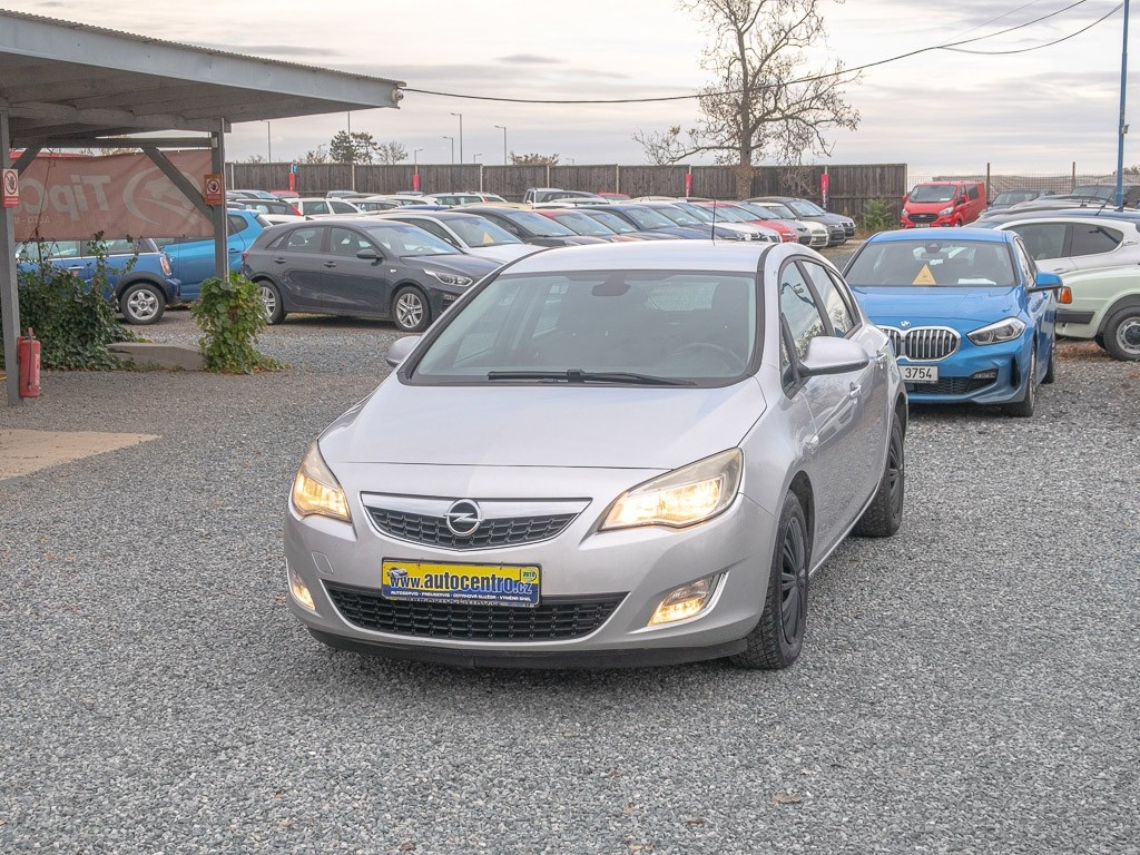 Opel Astra ČR 1.6i 16V 85 kW 1 MAJITELKA ČR KLIMA