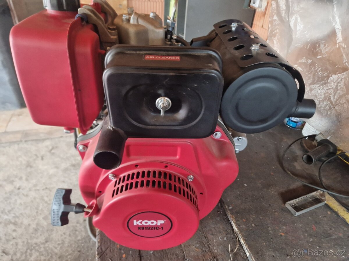 Malotraktor minibagr  motor KOOP