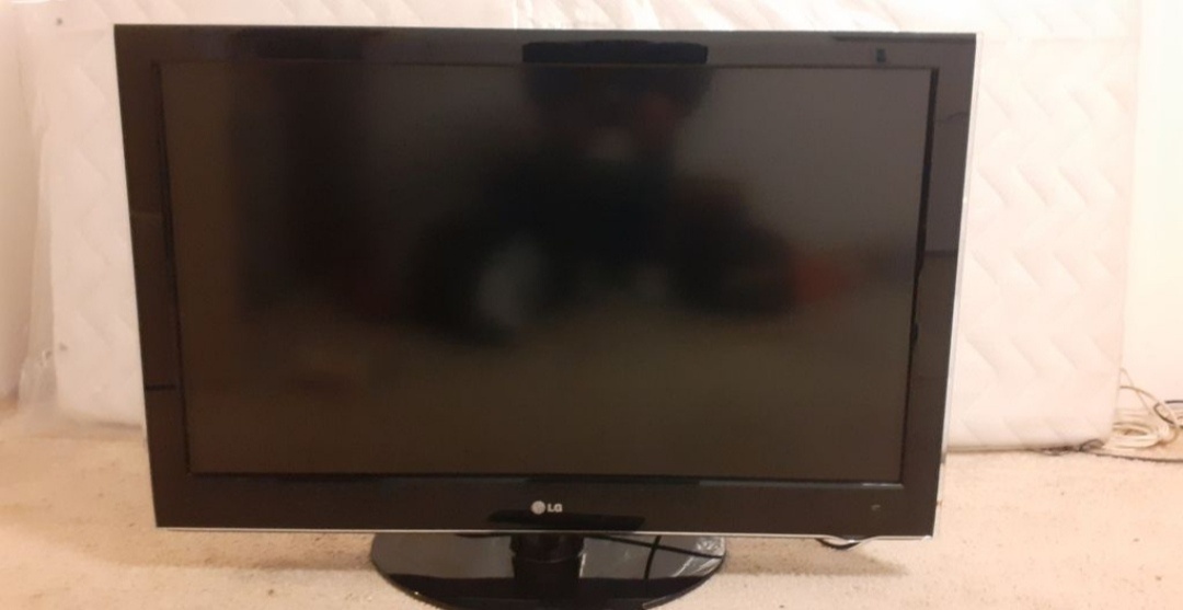 LG TV 110 CM