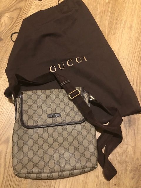 Gucci - GG Supreme Medium Messenger kabelka