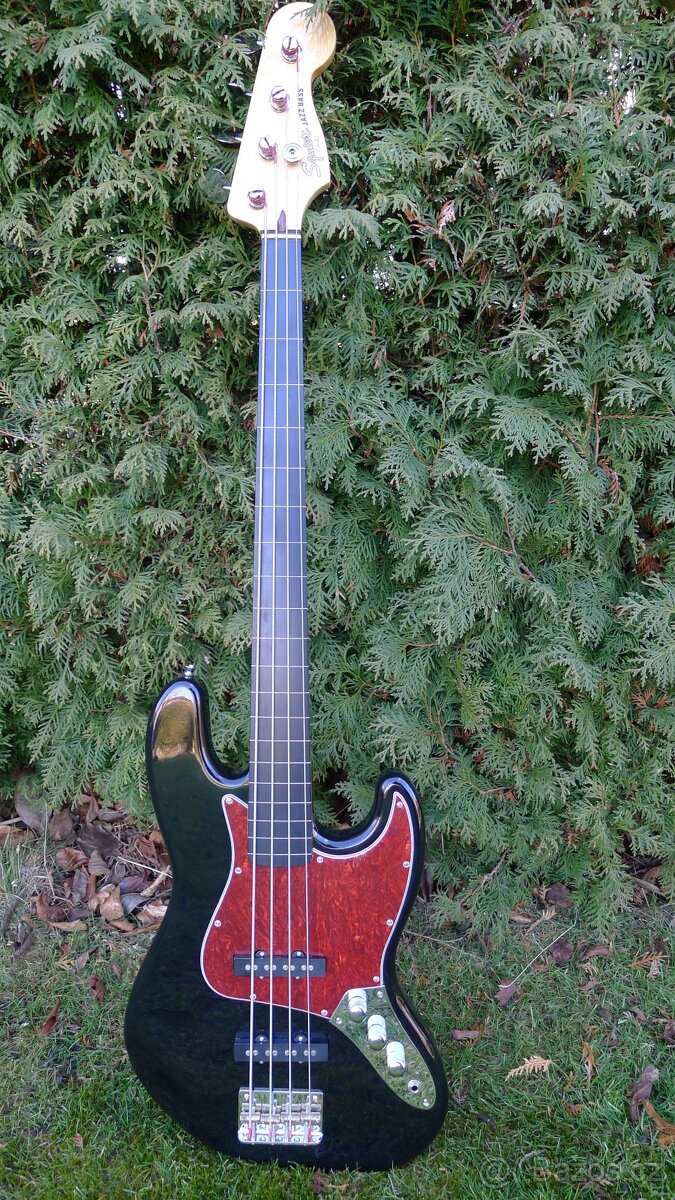 baskytara Squier Classic Fretless