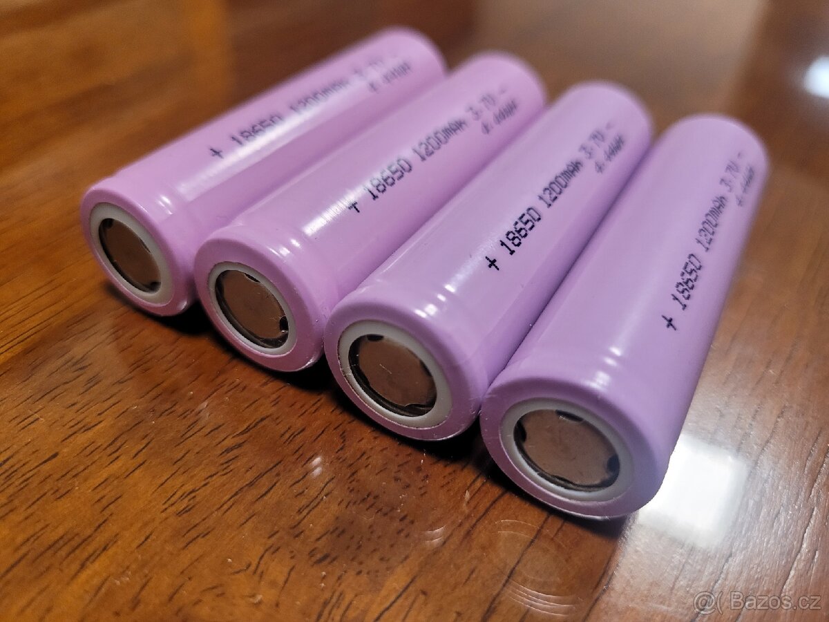 4x Li-Ion nabíjecí baterie Samsung 18650, 1200 mAh.