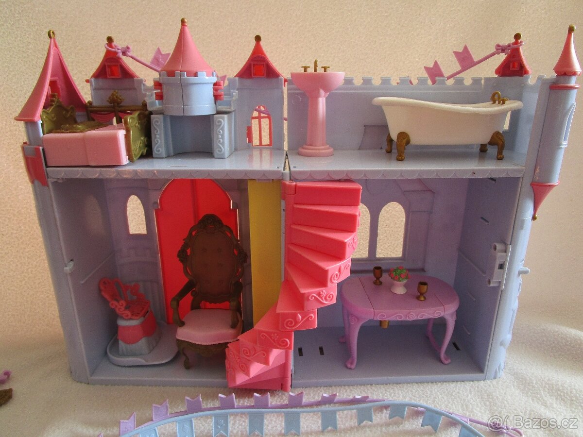 Velmi pěkný plastový zámek pro princeznu zn. Mattel