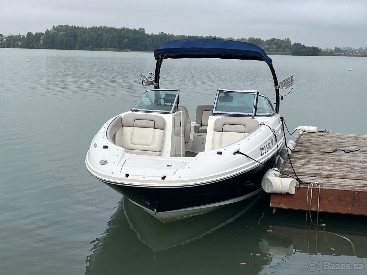 Laminátová sportovní loď SeaRay 240 Sundeck