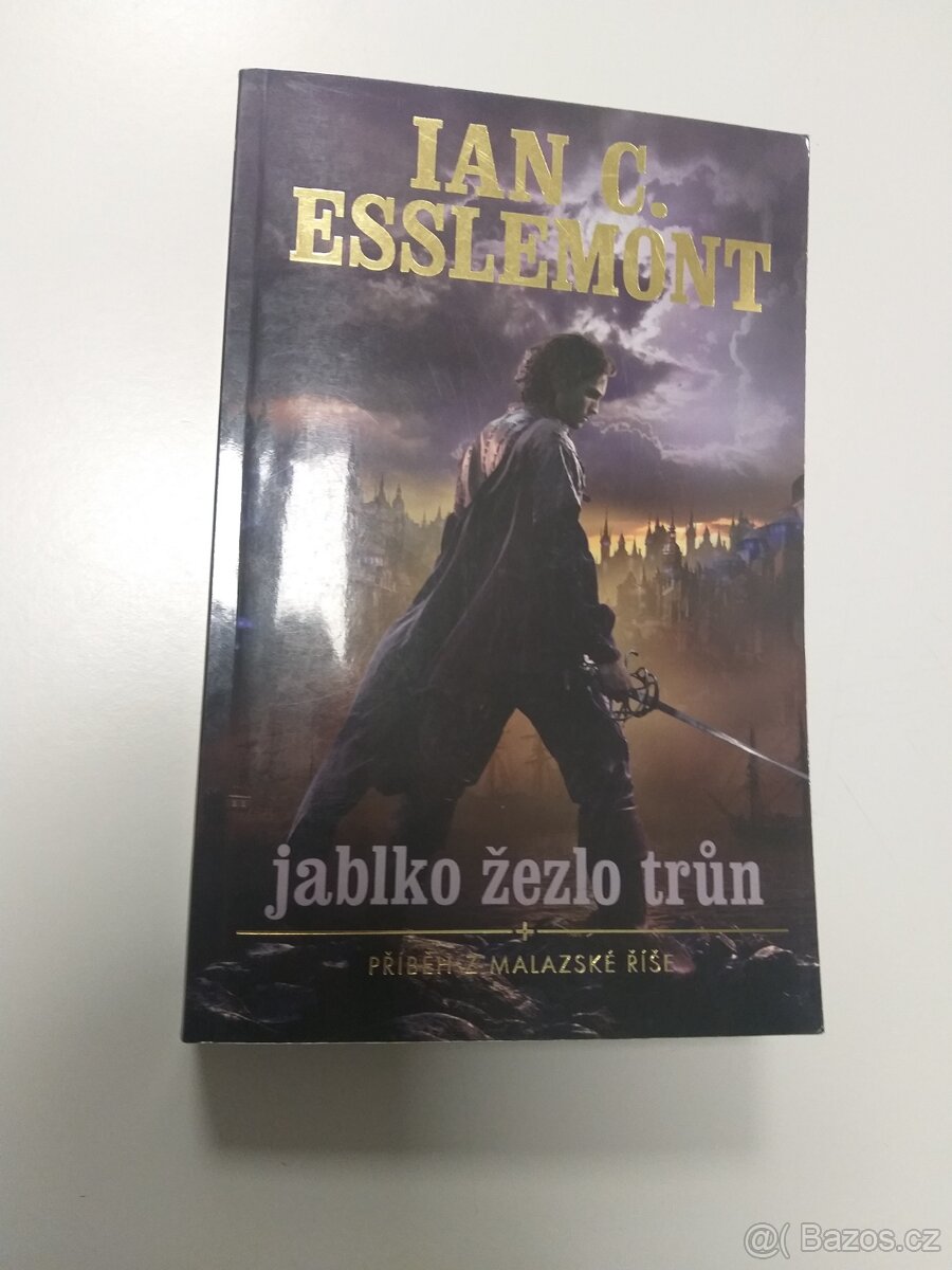 Ian C. Esslemont  - Jablko, žezlo, trůn